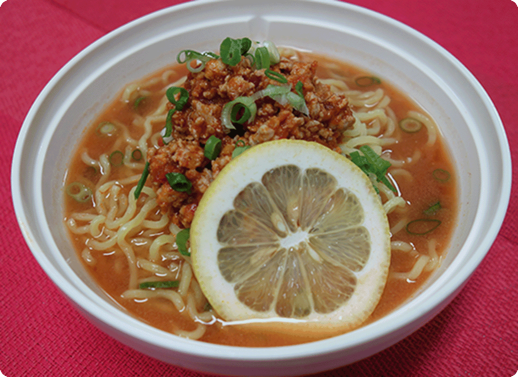 トマト味噌ラーメン　<wbr/>レモン添え